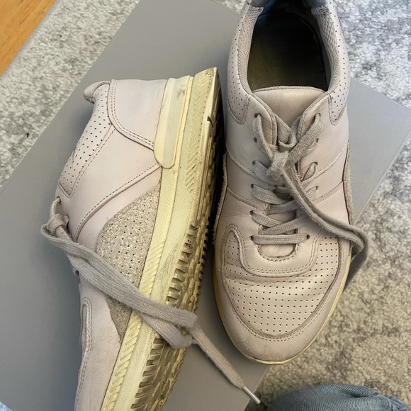 Tread by Everlane - Picture 2 of 2